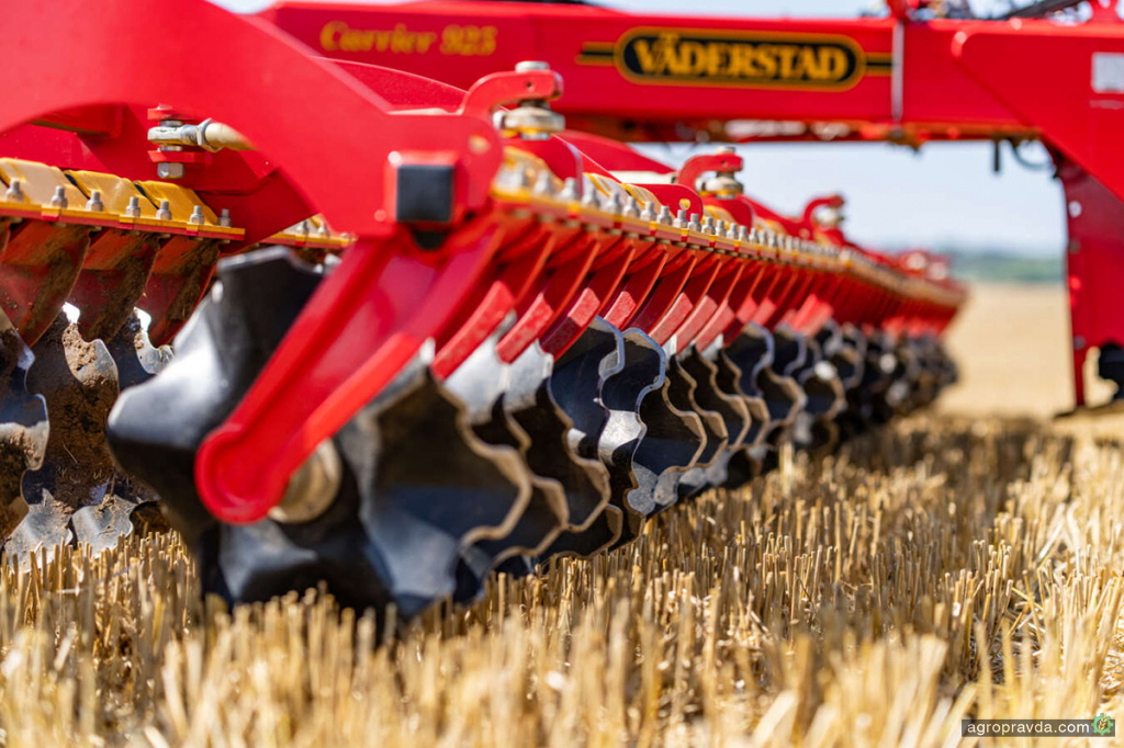 Carrier 925 із дисками CrossCutter Disc ефективно працює на важких і ущільнених ґрунтах