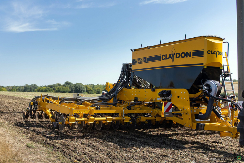 Сеялка Claydon Hybrid T8 уже работает на полях Украины
