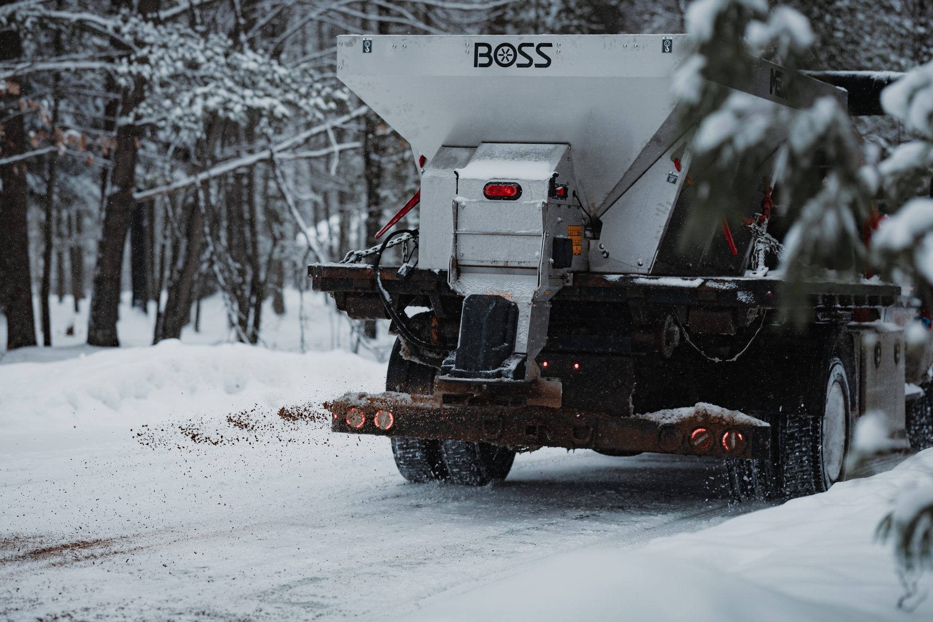 Boss Snowplow готовит линейку к зиме: новые разбрасыватели, распылители и соединители