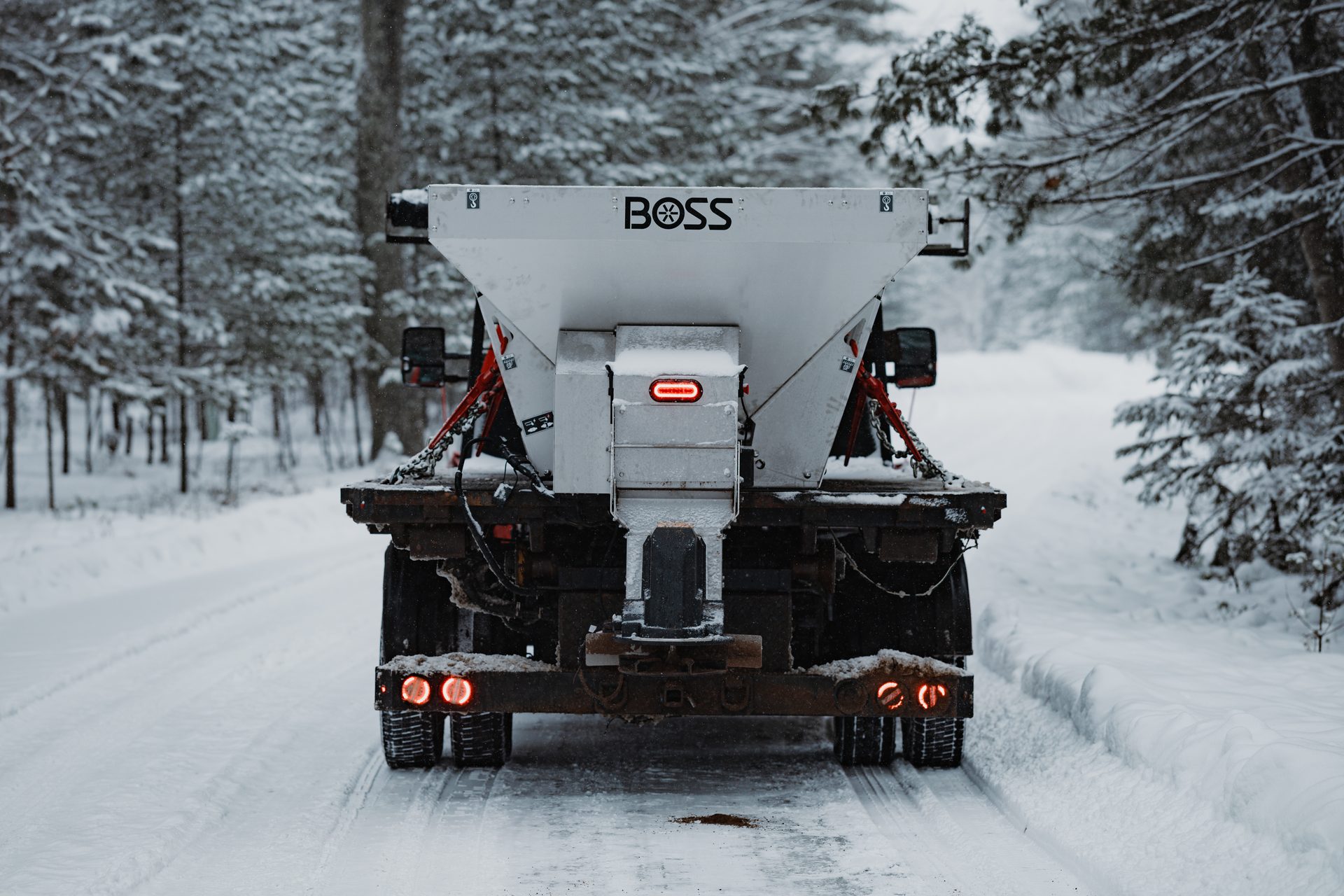 Boss Snowplow готовит линейку к зиме: новые разбрасыватели, распылители и соединители