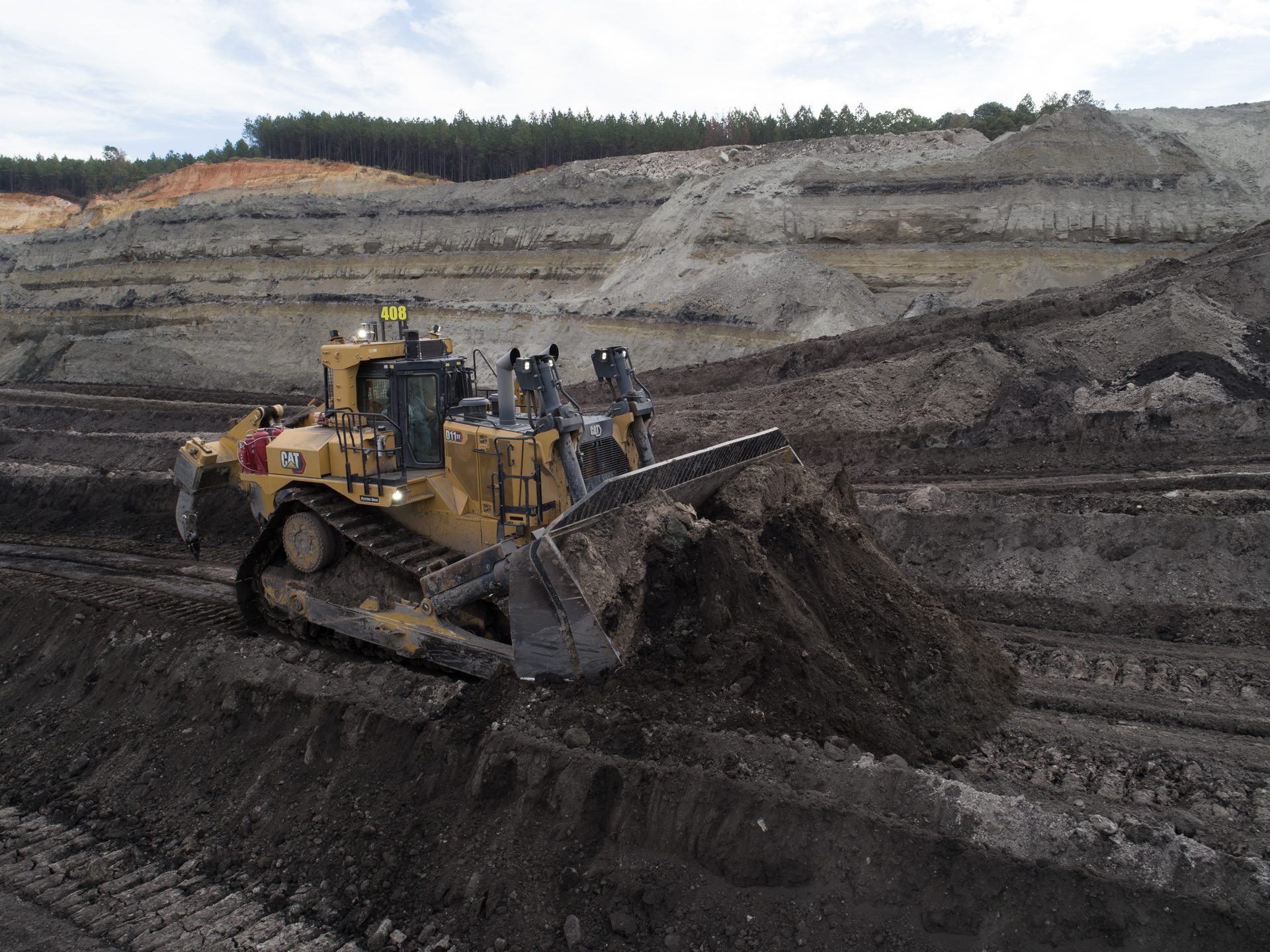 Новый Caterpillar D11 XE перемещает больше грунта при меньшем расходе топлива