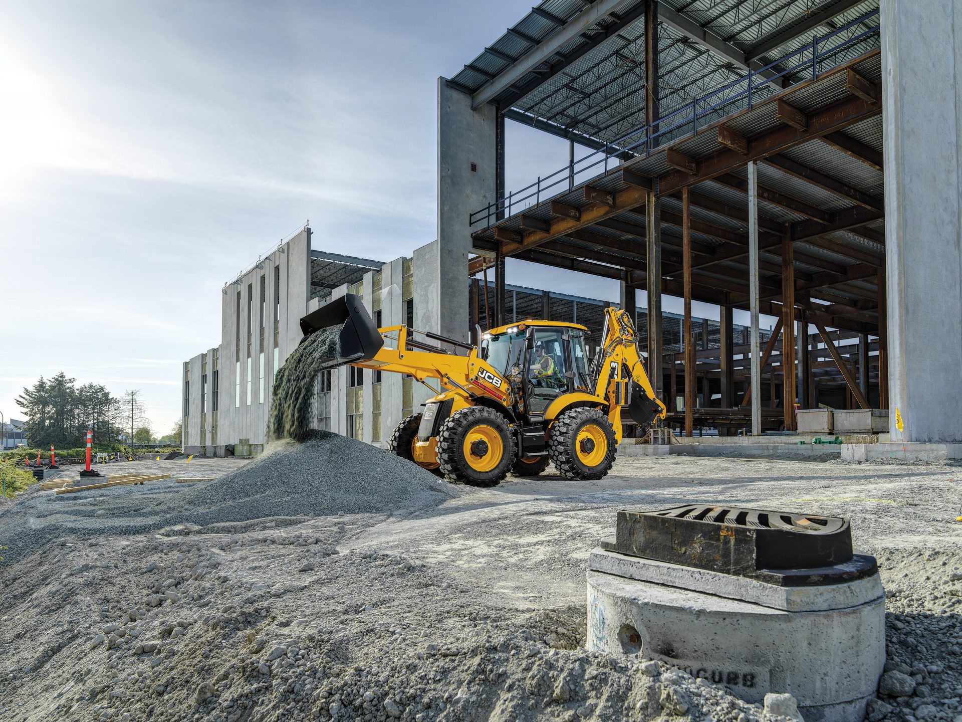 JCB Dual Drive позволяет оператору управлять экскаватором-погрузчиком, не меняя рабочего положения