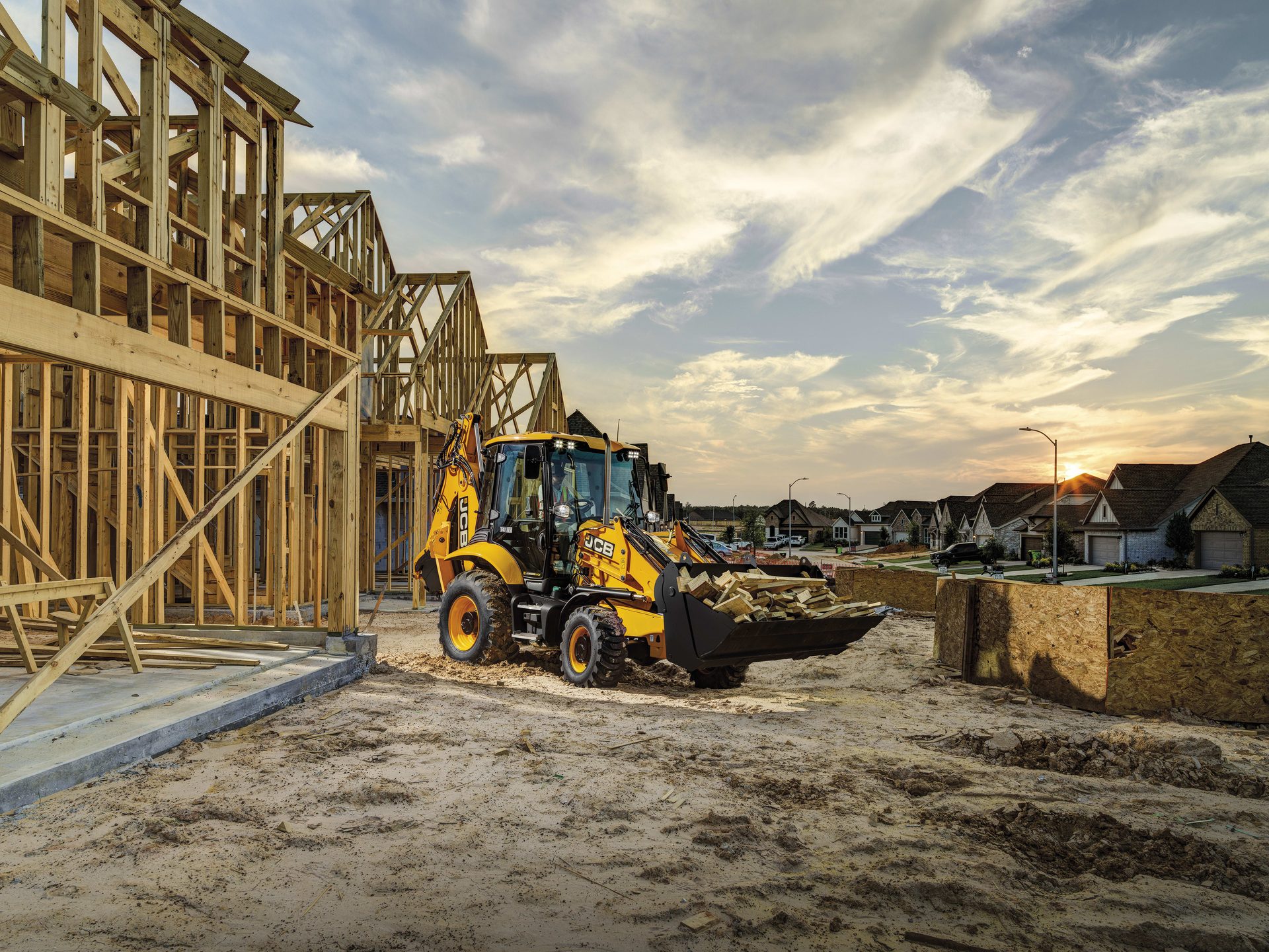 JCB Dual Drive позволяет оператору управлять экскаватором-погрузчиком, не меняя рабочего положения