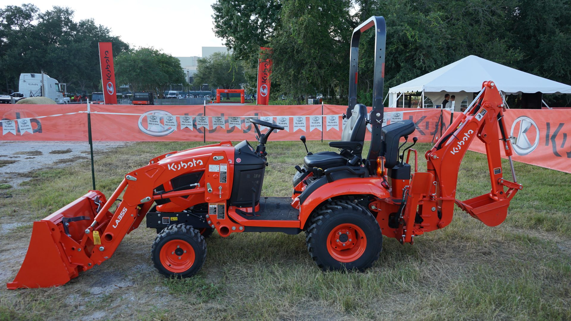 Kubota представила новую линейку субкомпактных тракторов BX90 Series