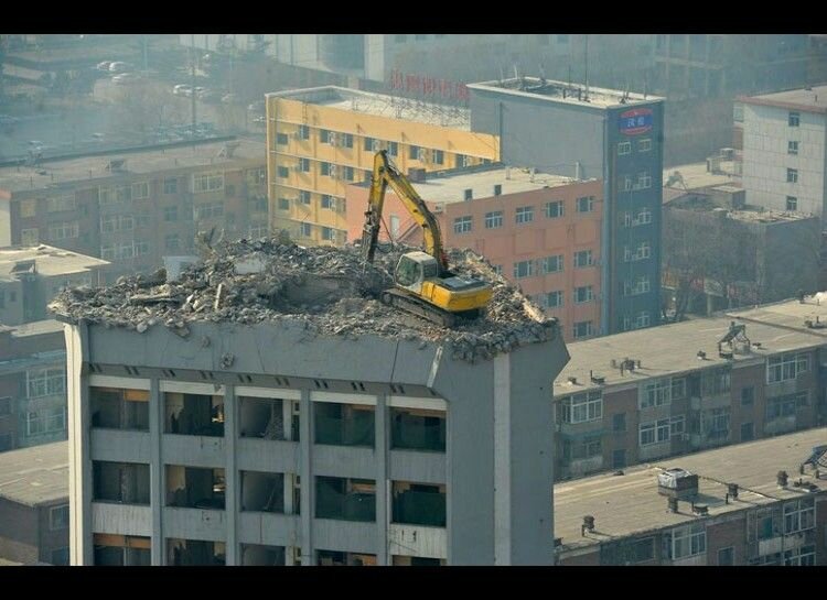 Экскаватор на небоскребе