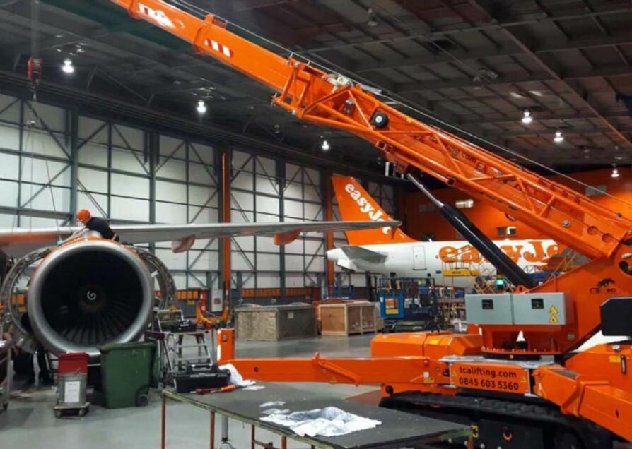 Кран-паук Jekko SPX1275 помогает чинить самолеты