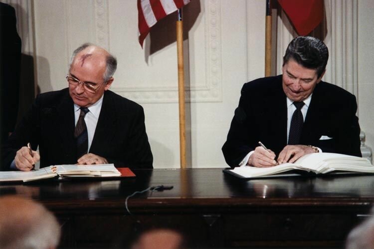 Рейган и Горбачев подписывают соглашение 1987 года