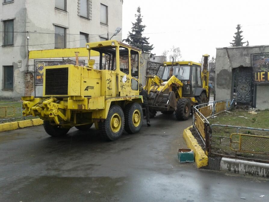 Спецтехнику стоявшую под заводом АТЕК увозят